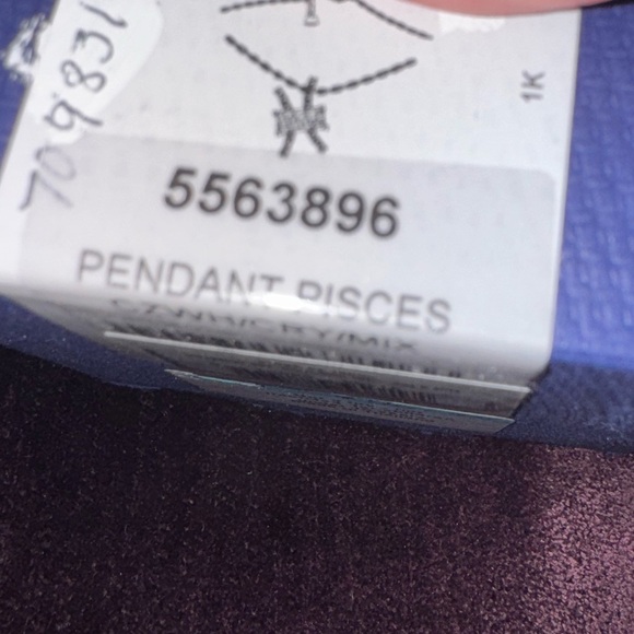 🎁PERFECT GIFT IDEA  🎁 SWAROVSKI Pisces Zodiac II necklace with emerald crystal. - Picture 14 of 15